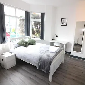 newly-refurbished-studio-great-location-8-studios.hotelsin-nottingham.com/